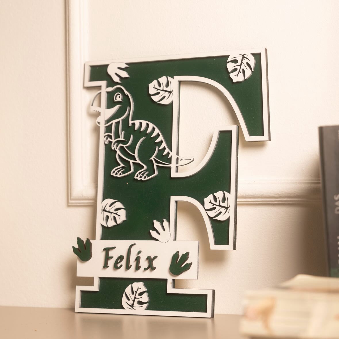 Anfangsbuchstabe Name mit Dino-Motiv